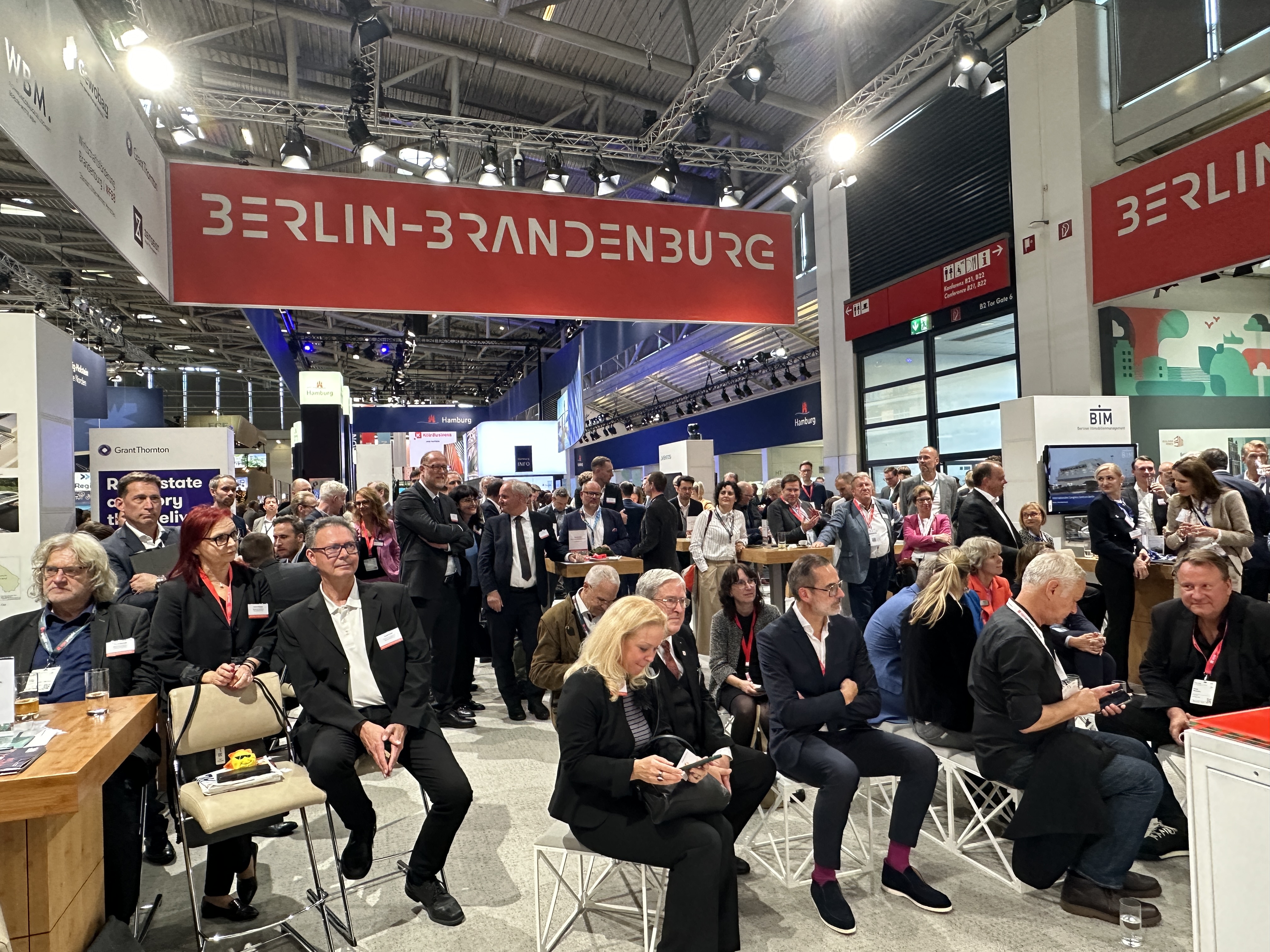 Der gut besuchte Stand Berlin-Brandenburg auf der EXPO Real – an allen drei Tagen ein Anziehungspunkt für Fachpublikum und Experten aus der Immobilienwelt. | BERLINboxx